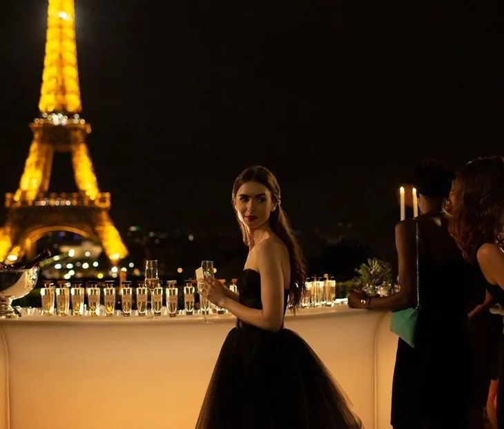 闯荡巴黎的Lily Collins 52秒换装20套，却被吐槽穿得土？