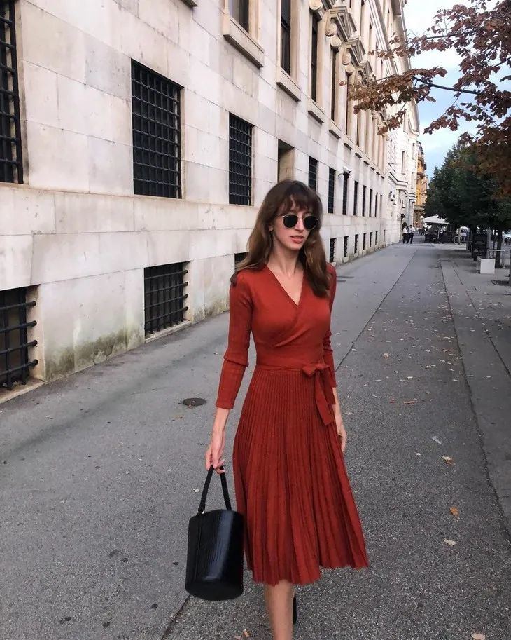 闯荡巴黎的Lily Collins 52秒换装20套，却被吐槽穿得土？
