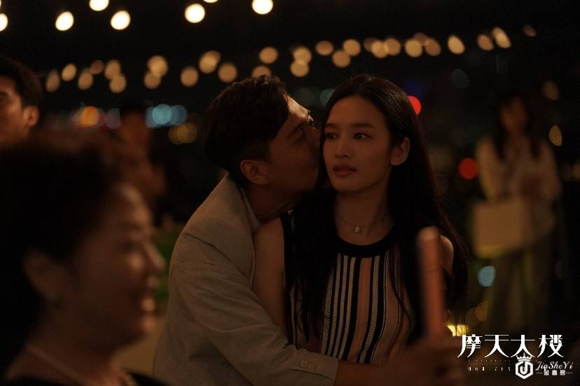 Angelababy、张柏嘉佩戴Boucheron宝诗龙珠宝魅力出演网剧《摩天大楼》
