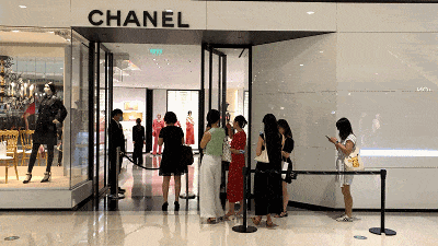 排队疯抢奢侈品？说好的9月涨价是“假消息”？