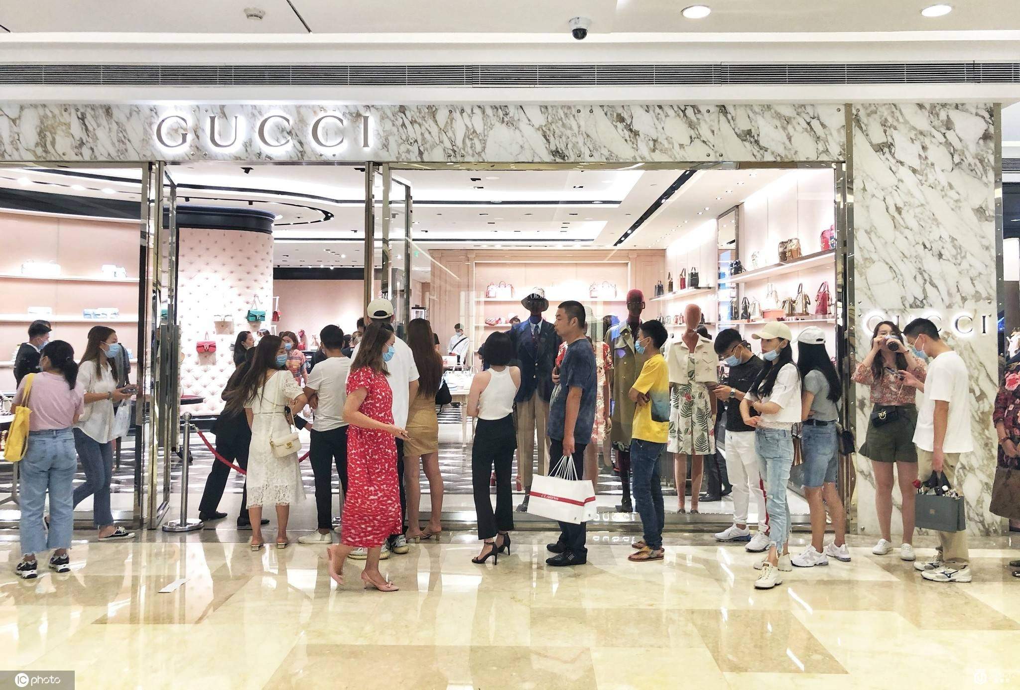 七夕当日 武汉奢侈品店生意火爆，排队几十米引众人围观