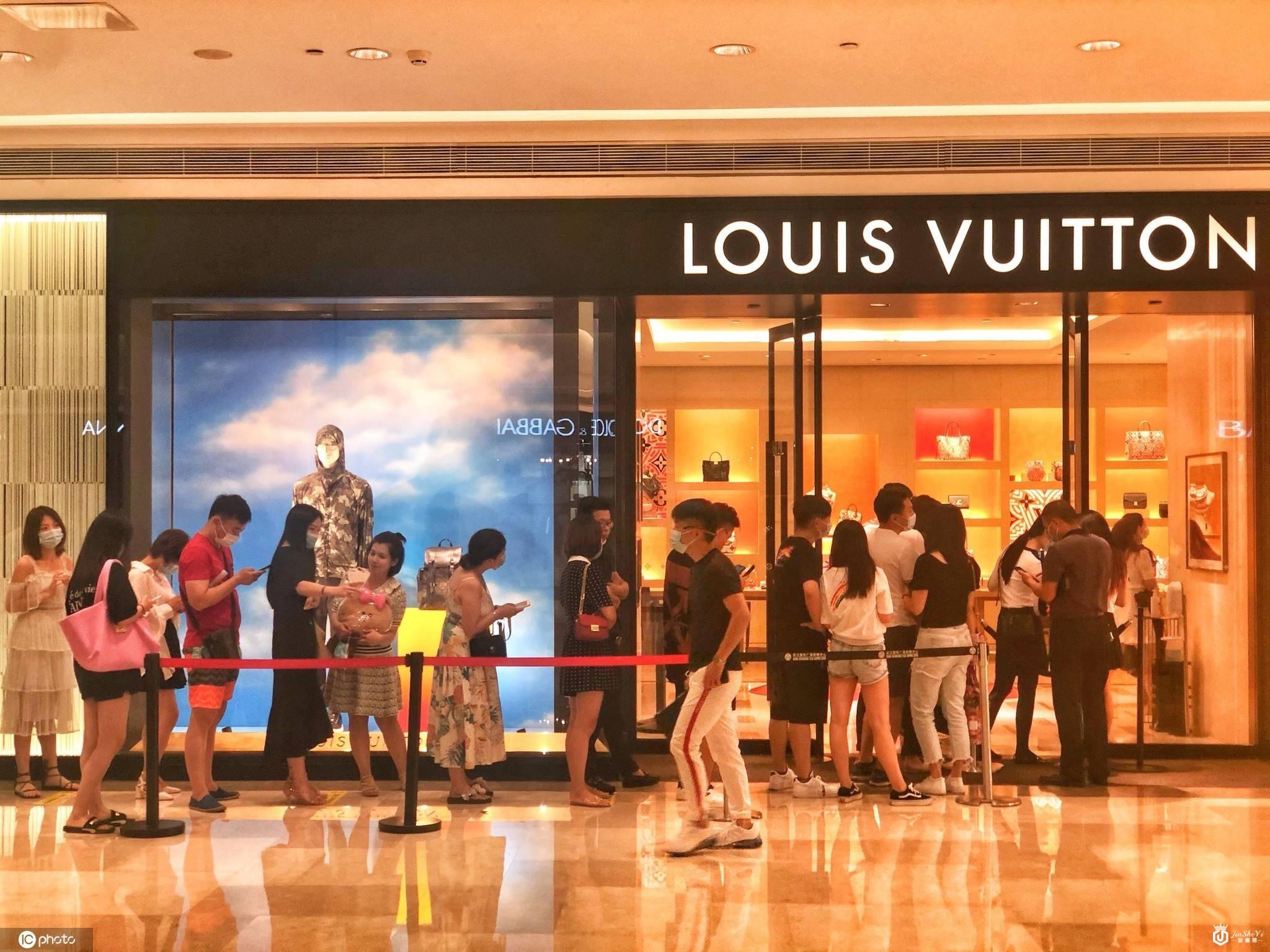 七夕当日 武汉奢侈品店生意火爆，排队几十米引众人围观