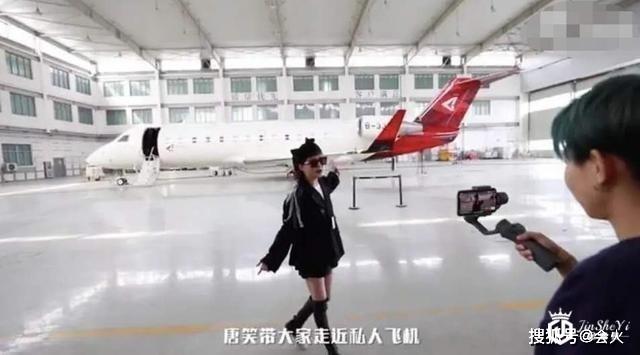 知名女星低价卖奢侈品二手包，嫁富豪住豪宅却一心直播捞金？