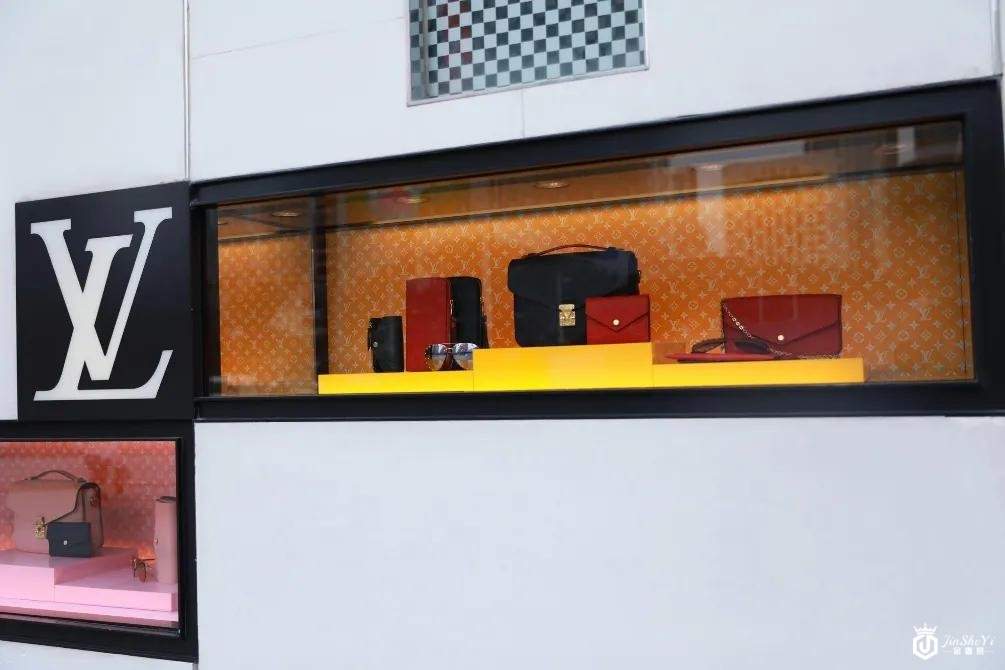 奢侈品市场“冰火两重天”：线下门店遇冷，二手电商大热！