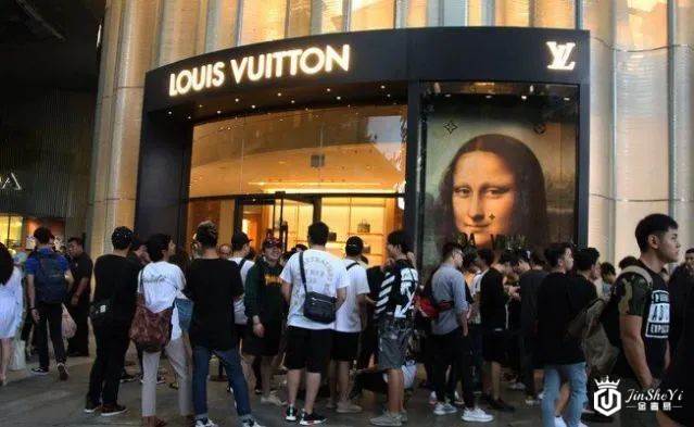 奢侈品王牌LV巨亏2000亿，给且只给中国涨价，居然赢了！