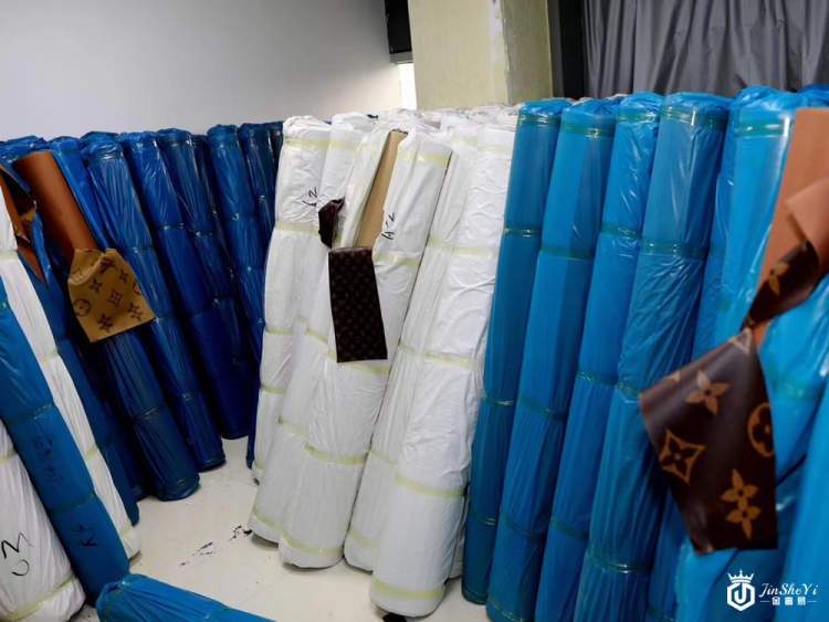 全国首例！上海警方侦破制售假冒“LV”等奢侈品箱包原材料案，涉案2亿余元！