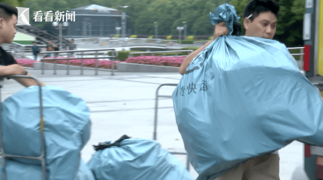 民警突袭假奢侈品包店老板“老巢” 一份合同让他全招了