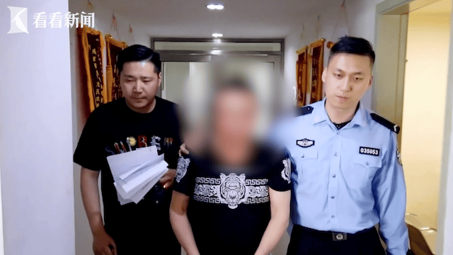 民警突袭假奢侈品包店老板“老巢” 一份合同让他全招了