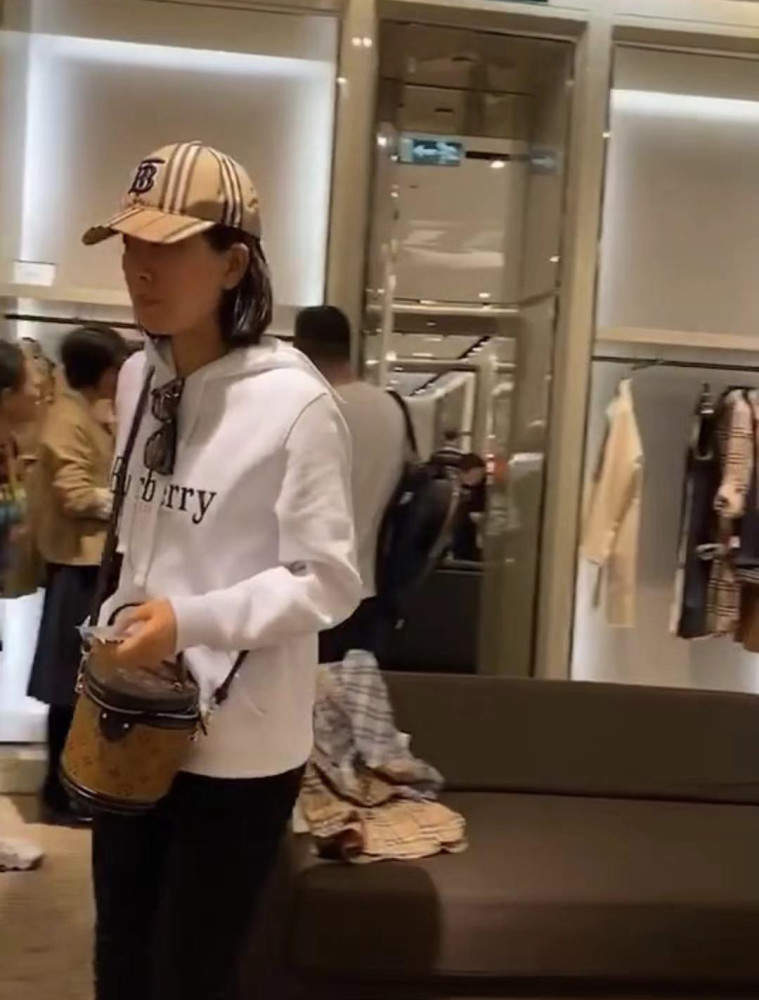 马苏被偶遇买奢侈品大秀圆规腿，与李小璐仍互关还是铁闺蜜？
