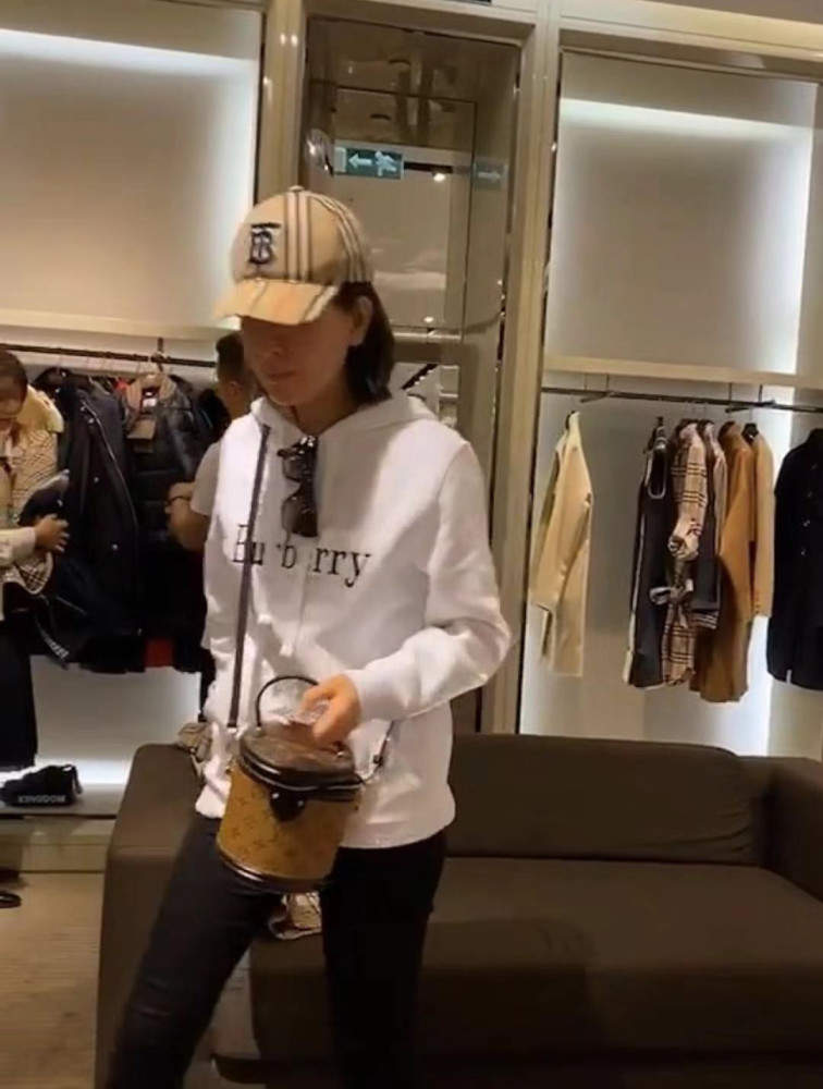 马苏被偶遇买奢侈品大秀圆规腿，与李小璐仍互关还是铁闺蜜？