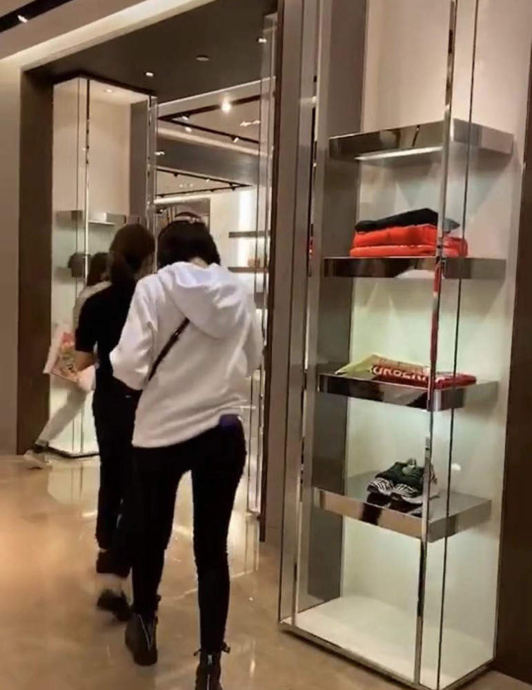 马苏被偶遇买奢侈品大秀圆规腿，与李小璐仍互关还是铁闺蜜？