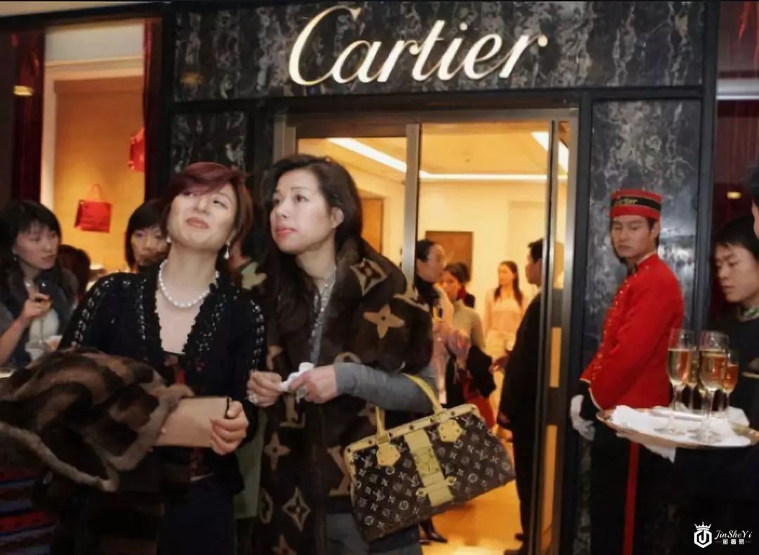 一年买8次奢侈品！年轻人实现买包自由，寺库黑科技成背后推手
