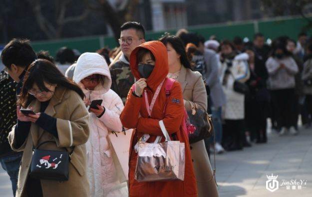 一年买8次奢侈品！年轻人实现买包自由，寺库黑科技成背后推手