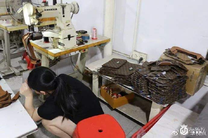 摆在迪拜专柜的奢侈品箱包竟来自广东的城中村！