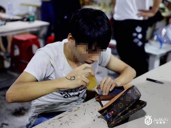 出国买LV也可能是假的？中阿警方破价值近18亿假奢侈品案