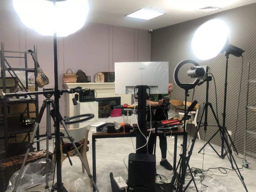 淘宝直播间卖二手奢侈品，月销一个亿