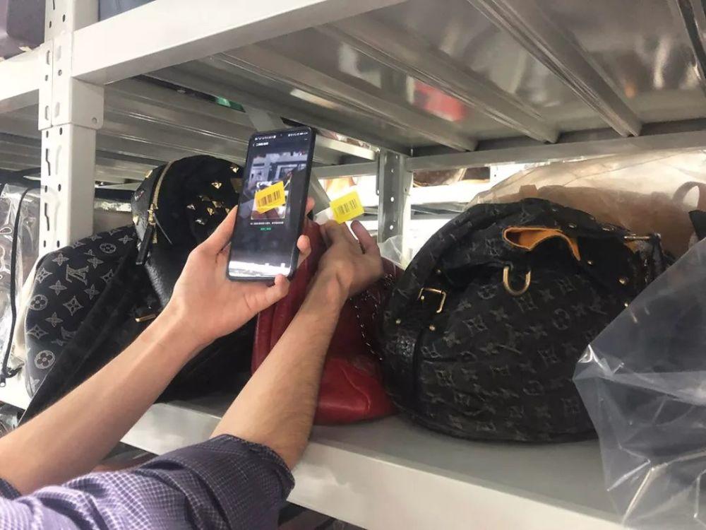 淘宝直播间卖二手奢侈品，月销一个亿