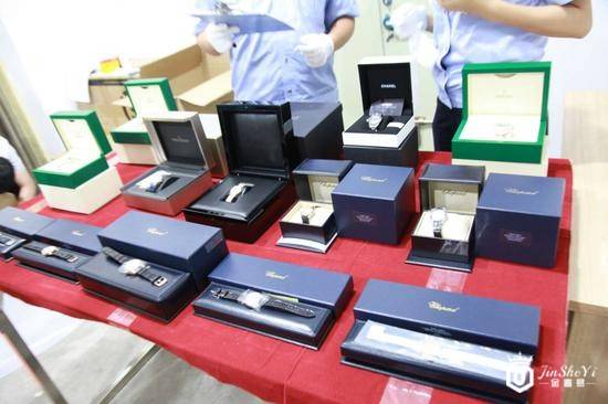违法分子以"海外代购"形式走私奢侈品 月盈利达300万元