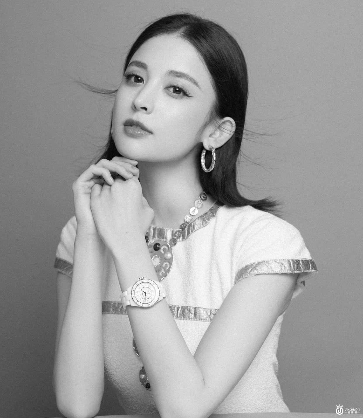 娜扎出席奢侈品发布会，一袭长裙古典优雅尽显气质风范（组图）