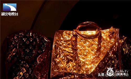 二手奢侈品店招服务员，不料招来个贼，瞄准香奈儿包包就能发财？