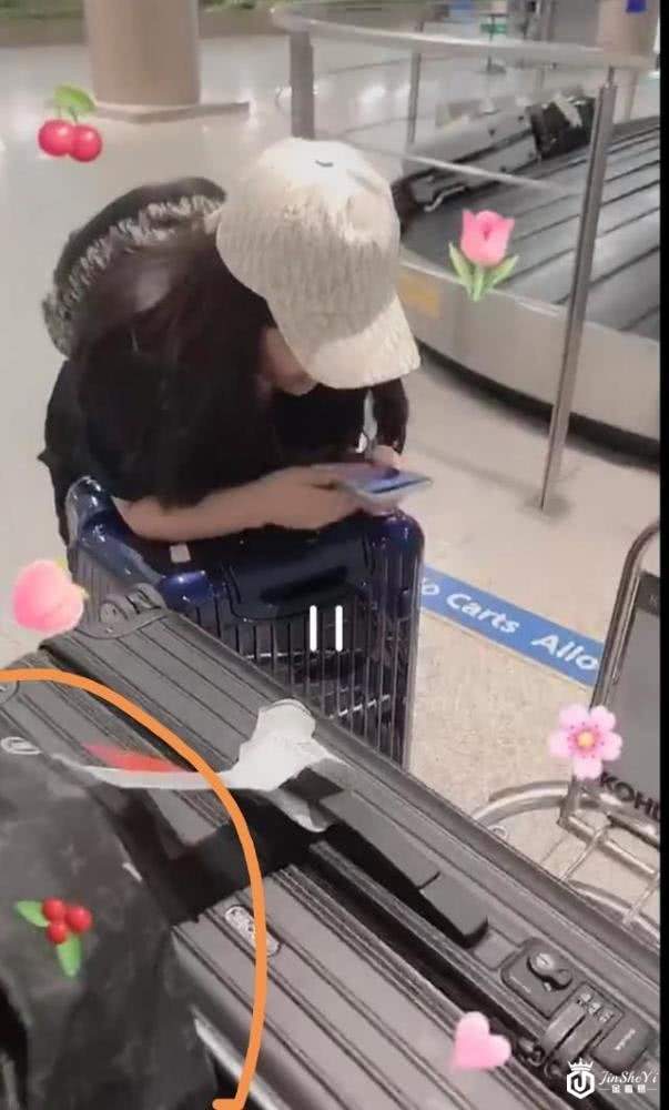 李湘携女儿出国旅游 王诗龄全身奢侈品帽子包包价值过万