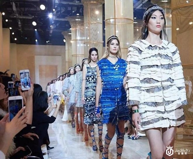 Chanel为什么选择在亚洲奢侈品心脏香港办秀？