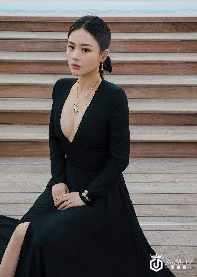 中国著名女演员马思纯佩戴Qeelin高级珠宝于戛纳耀目亮相