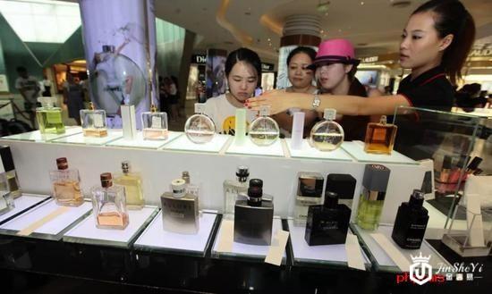 美媒眼中的中国“95后” 每年在奢侈品上花费很大