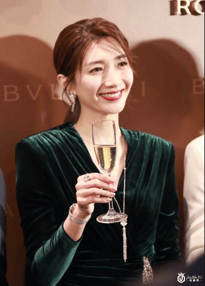 江疏影穿绿色丝绒不规则裙出席珠宝活动知性优雅 一抹红唇美艳无比