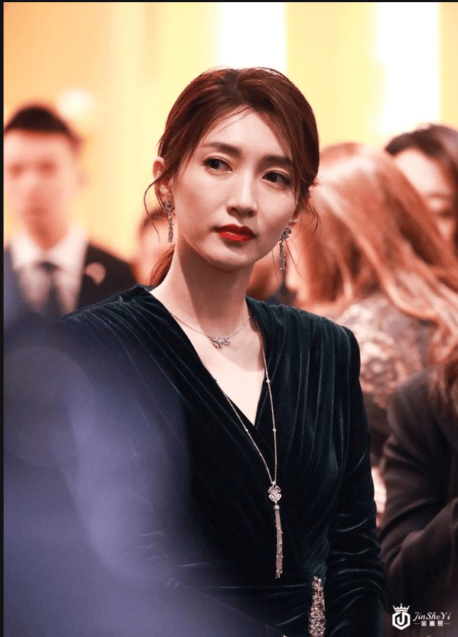 江疏影穿绿色丝绒不规则裙出席珠宝活动知性优雅 一抹红唇美艳无比