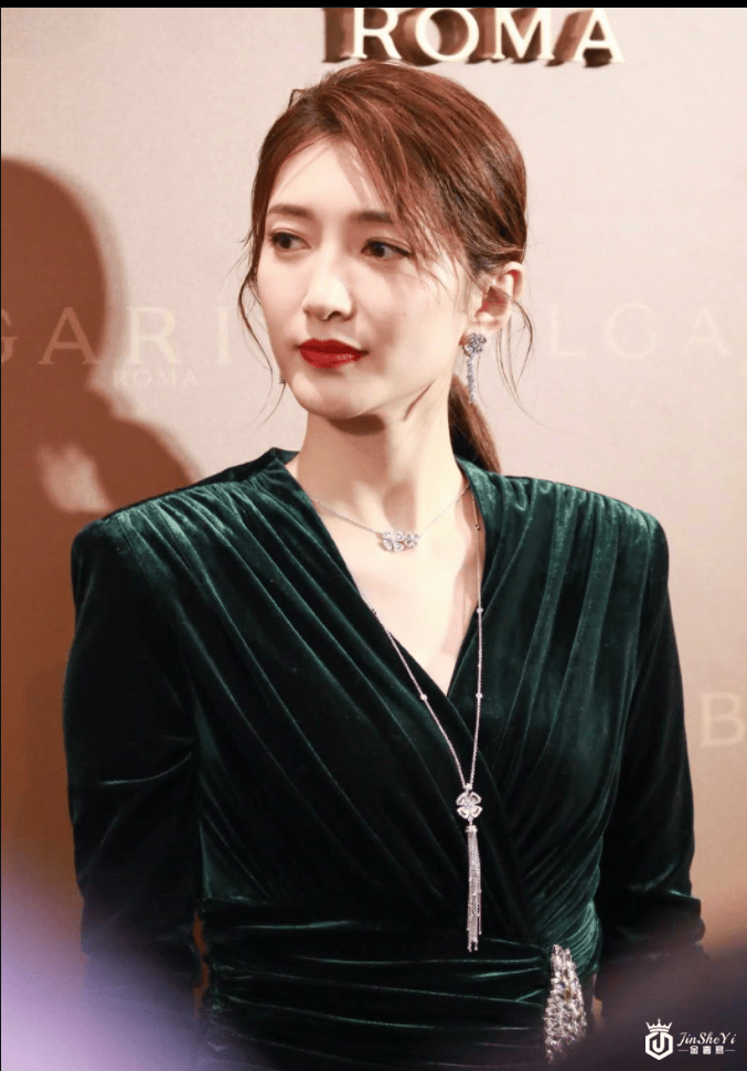 江疏影穿绿色丝绒不规则裙出席珠宝活动知性优雅 一抹红唇美艳无比