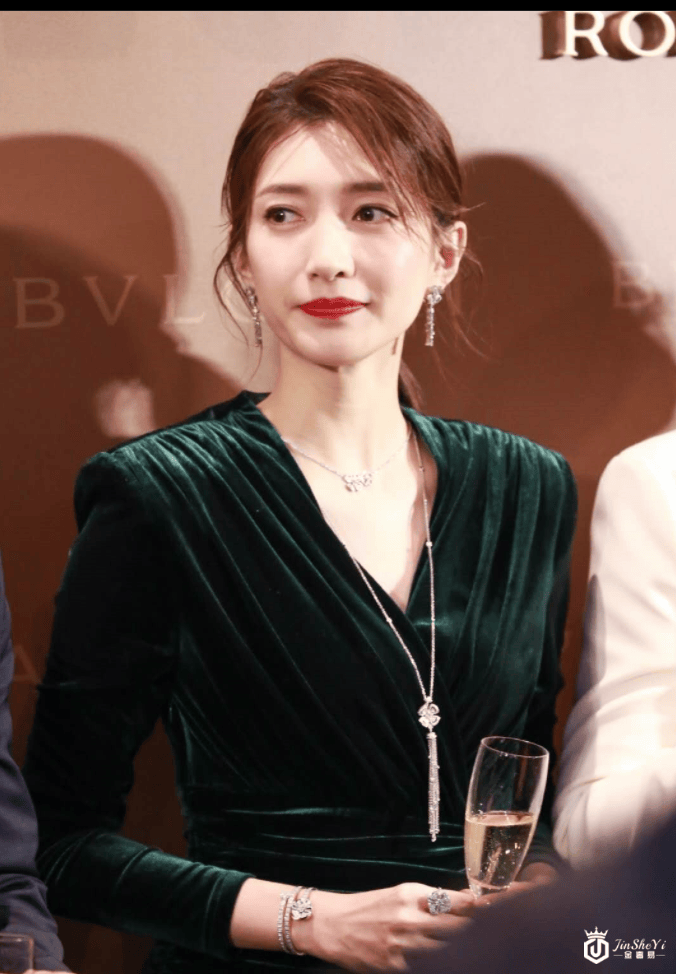 江疏影穿绿色丝绒不规则裙出席珠宝活动知性优雅 一抹红唇美艳无比