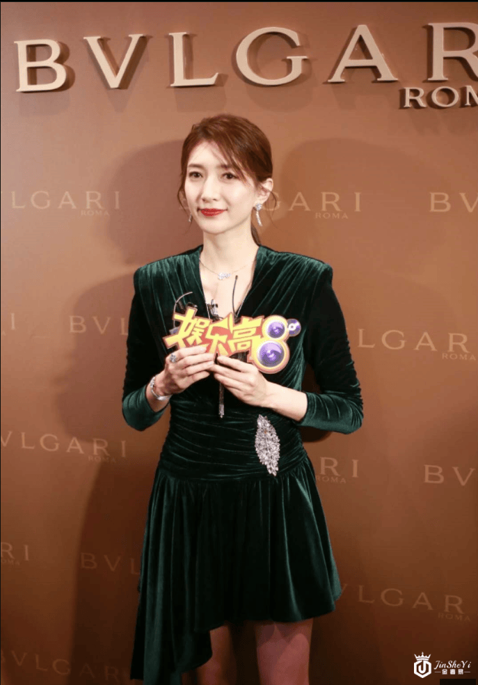 江疏影穿绿色丝绒不规则裙出席珠宝活动知性优雅 一抹红唇美艳无比
