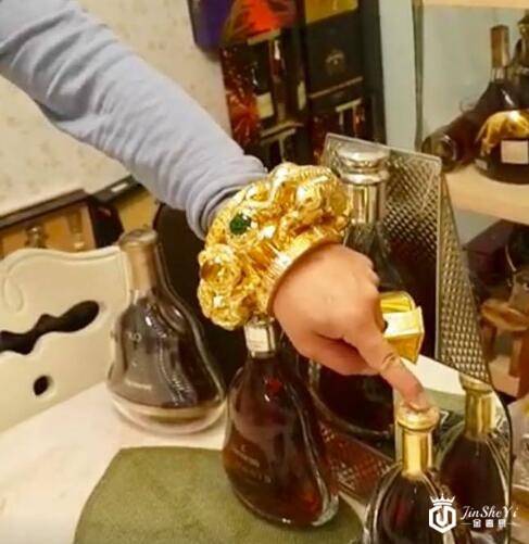 小伙戴13公斤黄金：我每天都这样