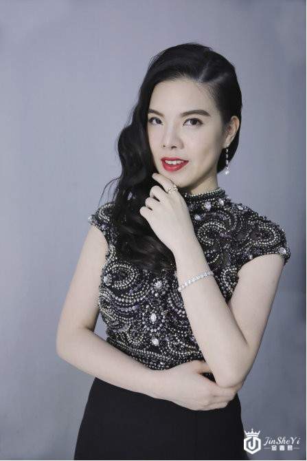 汪小菲现身奢侈品届的奥斯卡盛宴 著名钢琴家黄子芳现场助阵