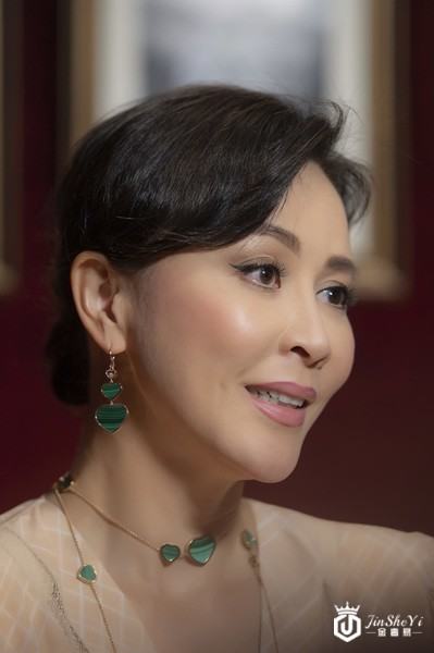 刘嘉玲佩戴Chopard萧邦珠宝优雅亮相萧邦香水上市