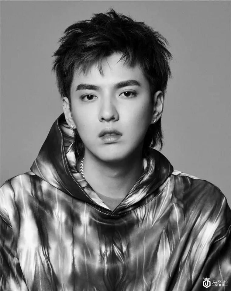 吴亦凡成为 LV 全球代言人：奢侈品在争取和年轻人「搞对象」