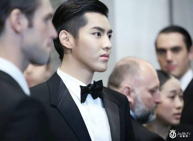 吴亦凡成为 LV 全球代言人：奢侈品在争取和年轻人「搞对象」