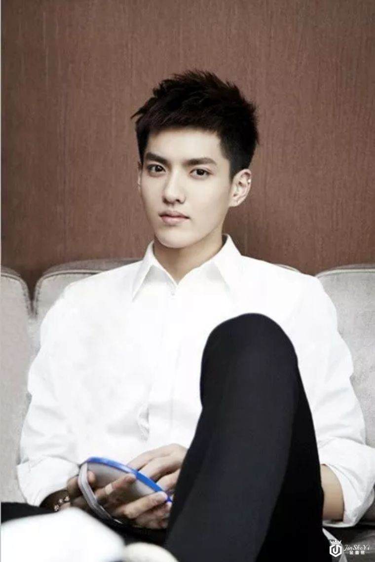 吴亦凡成为 LV 全球代言人：奢侈品在争取和年轻人「搞对象」