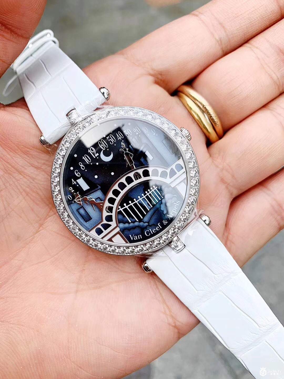 白富美这些表比你的车贵 VCA梵克雅宝情人桥 日月星辰 花仙子..