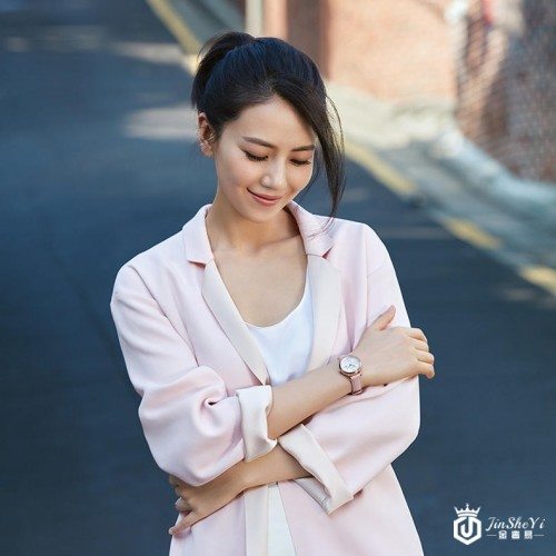 飞亚达女士腕表hold住街拍look，一抹亮色为气质加分