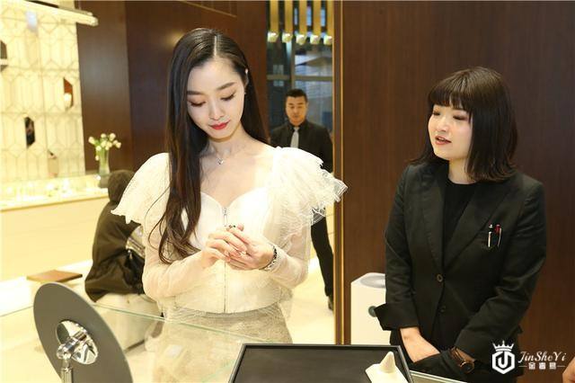 LuxStory中古奢侈品精品店北京坊盛装开业人气女星宋轶优雅出席