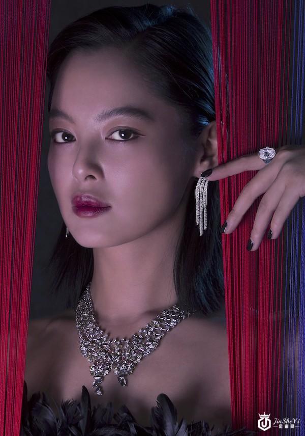 当高级珠宝遇上气场全开的女明星，谁才是今晚的“狠角色”