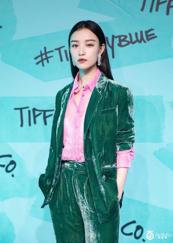 当高级珠宝遇上气场全开的女明星，谁才是今晚的“狠角色”