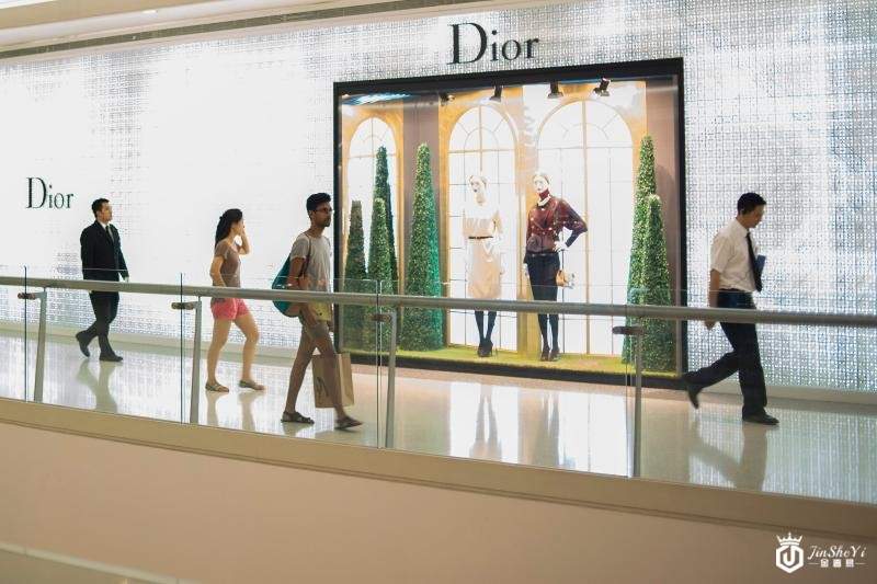 中国人买了全球32%的奢侈品，这种消费热情有可能留在国内乃至上海吗？