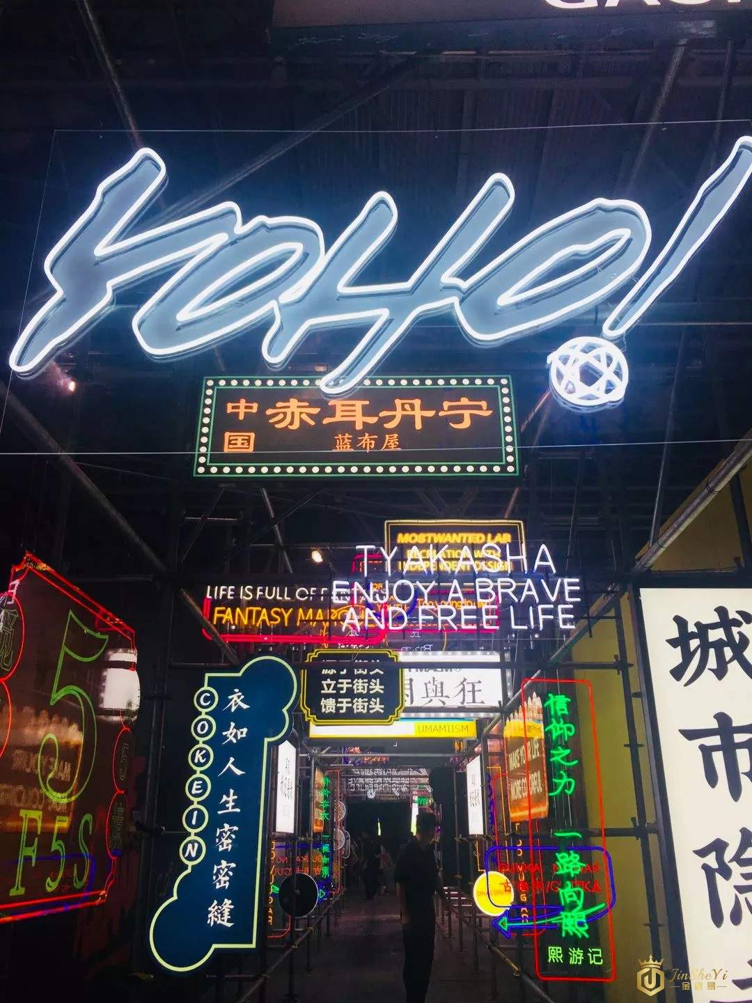 国潮爆红后，一边接近奢侈品，一边下沉